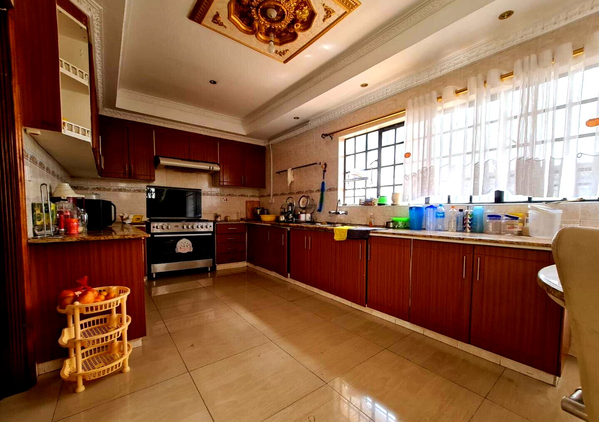 4-Ensuite Townhouse with Fireplace & Servants Quarter - Brookside