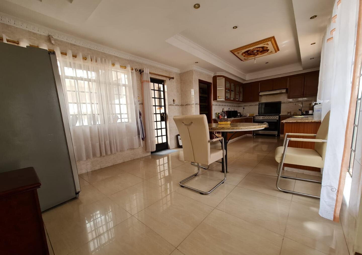 4-Ensuite Townhouse with Fireplace & Servants Quarter - Brookside