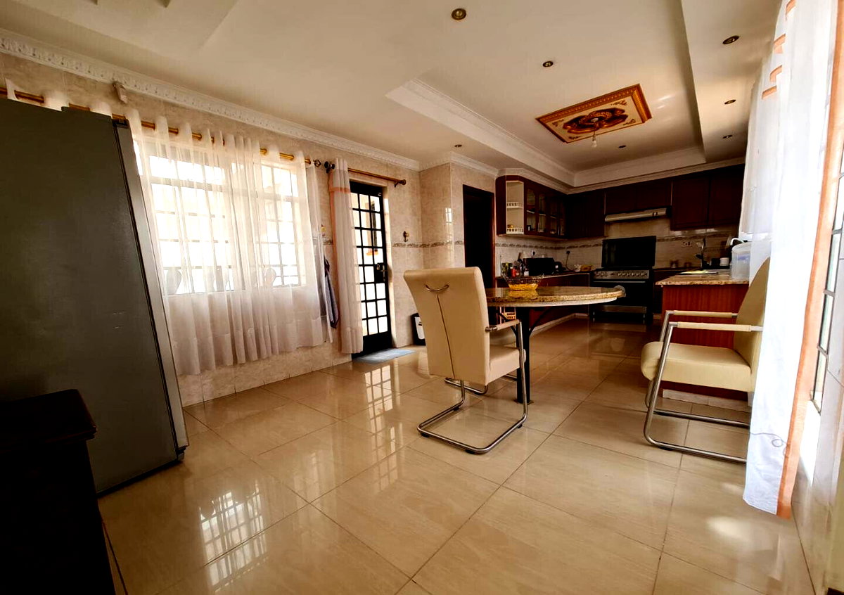 4-Ensuite Townhouse with Fireplace & Servants Quarter - Brookside