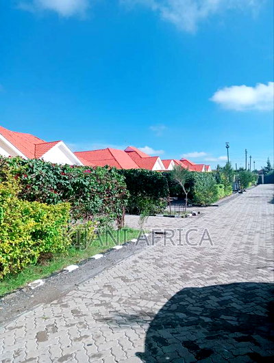 3bdrm Bungalow in Joska for rent - Image 2