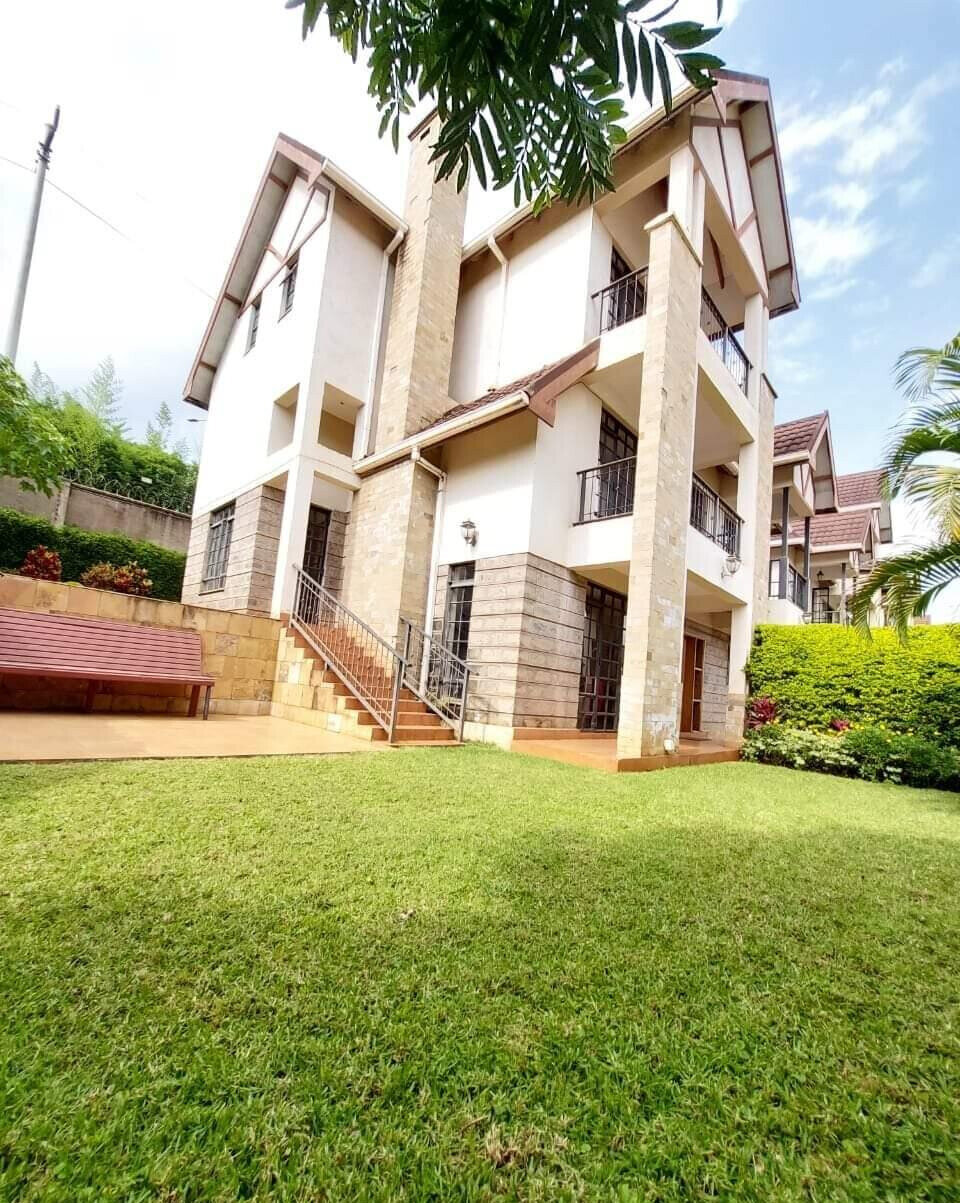 4BR All-Ensuite Townhouse with Fireplace & Private Backyard – Redhill