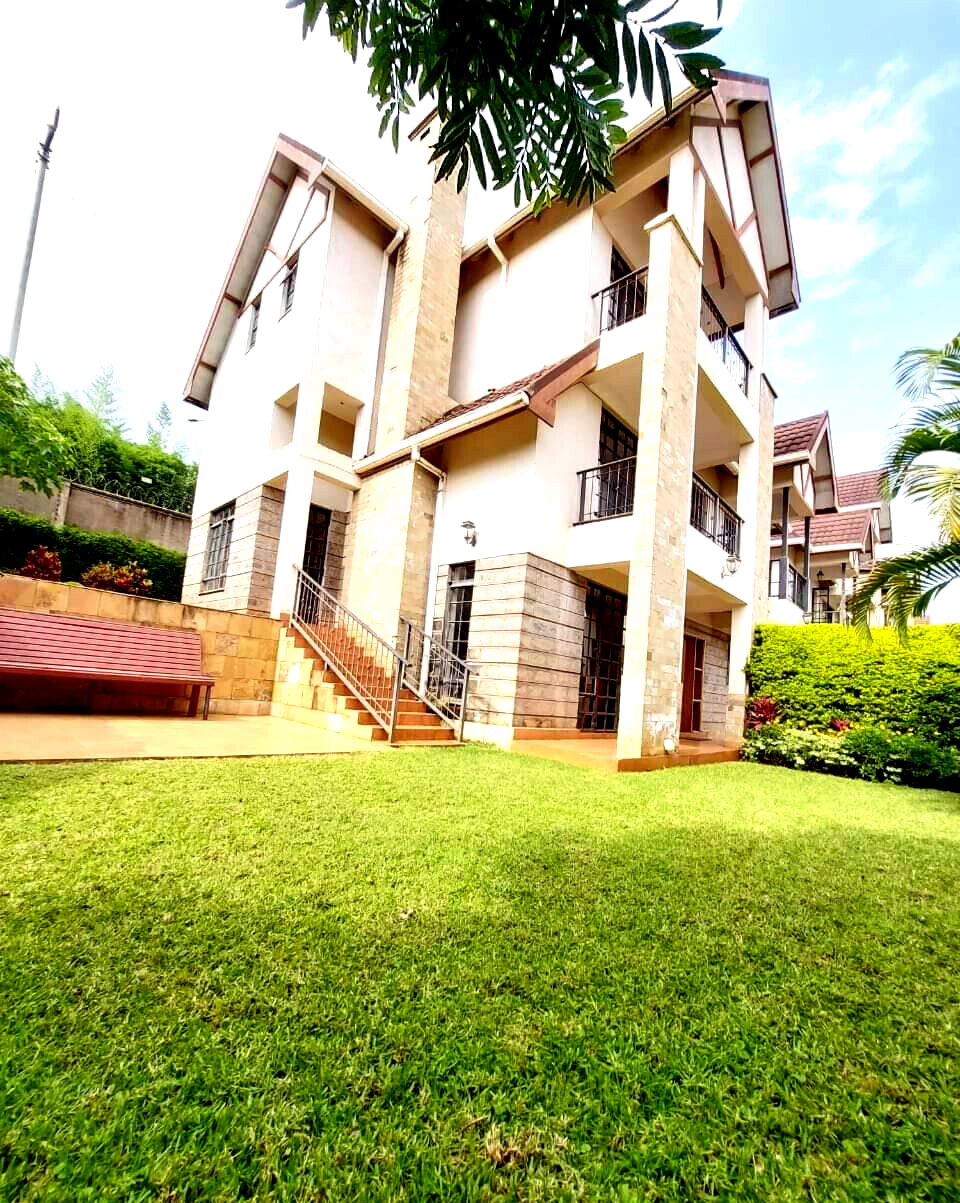 4BR All-Ensuite Townhouse with Fireplace & Private Backyard – Redhill