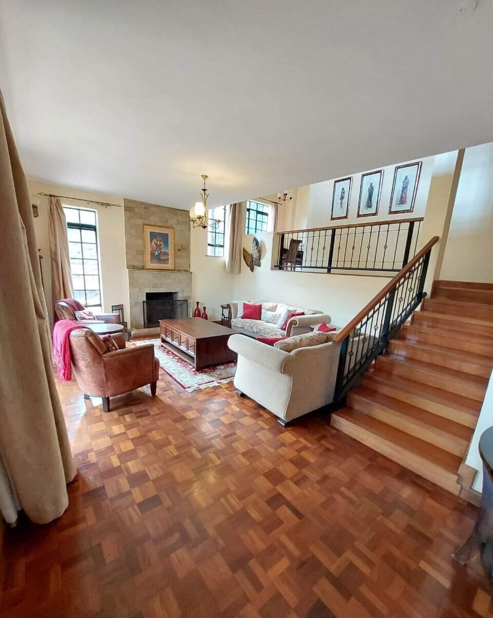 4BR All-Ensuite Townhouse with Fireplace & Private Backyard – Redhill
