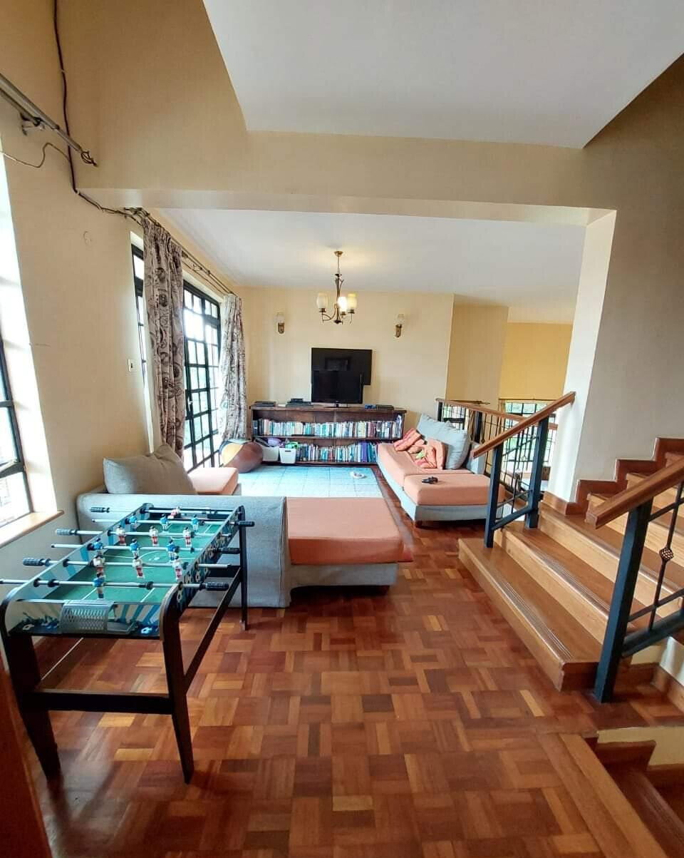 4BR All-Ensuite Townhouse with Fireplace & Private Backyard – Redhill