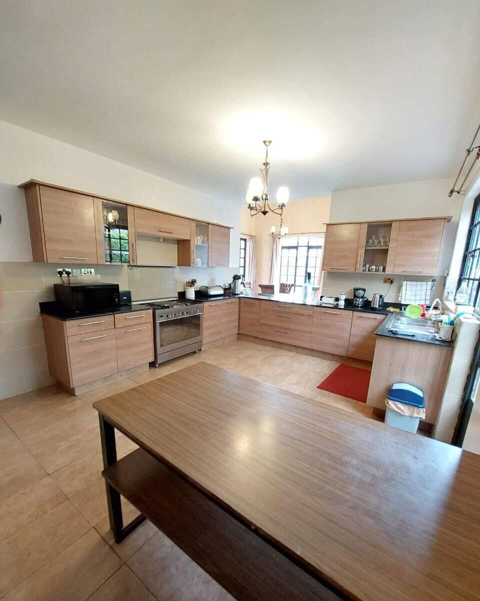 4BR All-Ensuite Townhouse with Fireplace & Private Backyard – Redhill