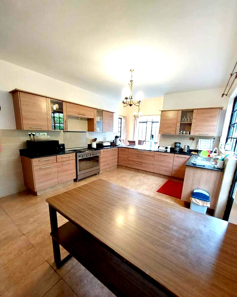 4BR All-Ensuite Townhouse with Fireplace & Private Backyard – Redhill
