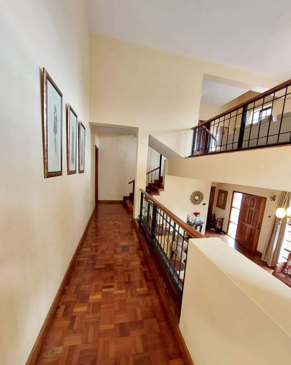 4BR All-Ensuite Townhouse with Fireplace & Private Backyard – Redhill
