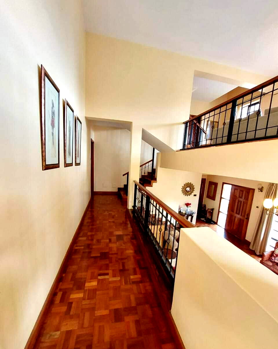 4BR All-Ensuite Townhouse with Fireplace & Private Backyard – Redhill