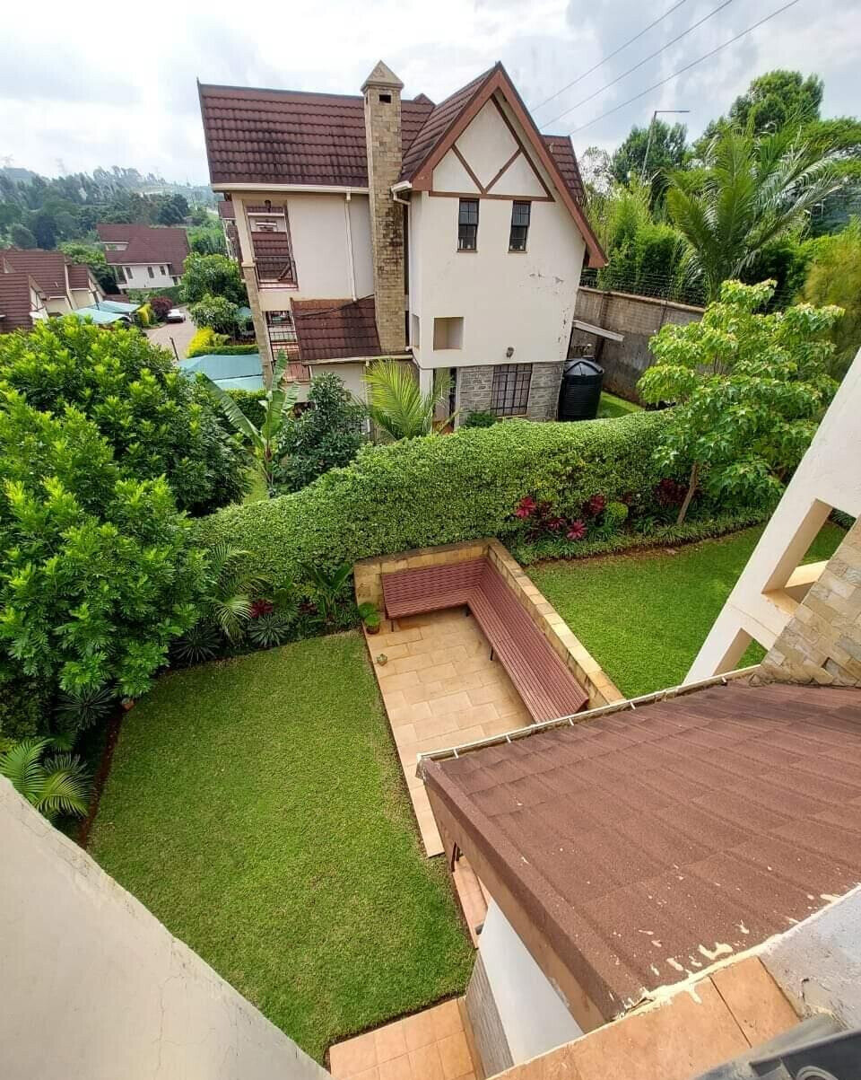 4BR All-Ensuite Townhouse with Fireplace & Private Backyard – Redhill