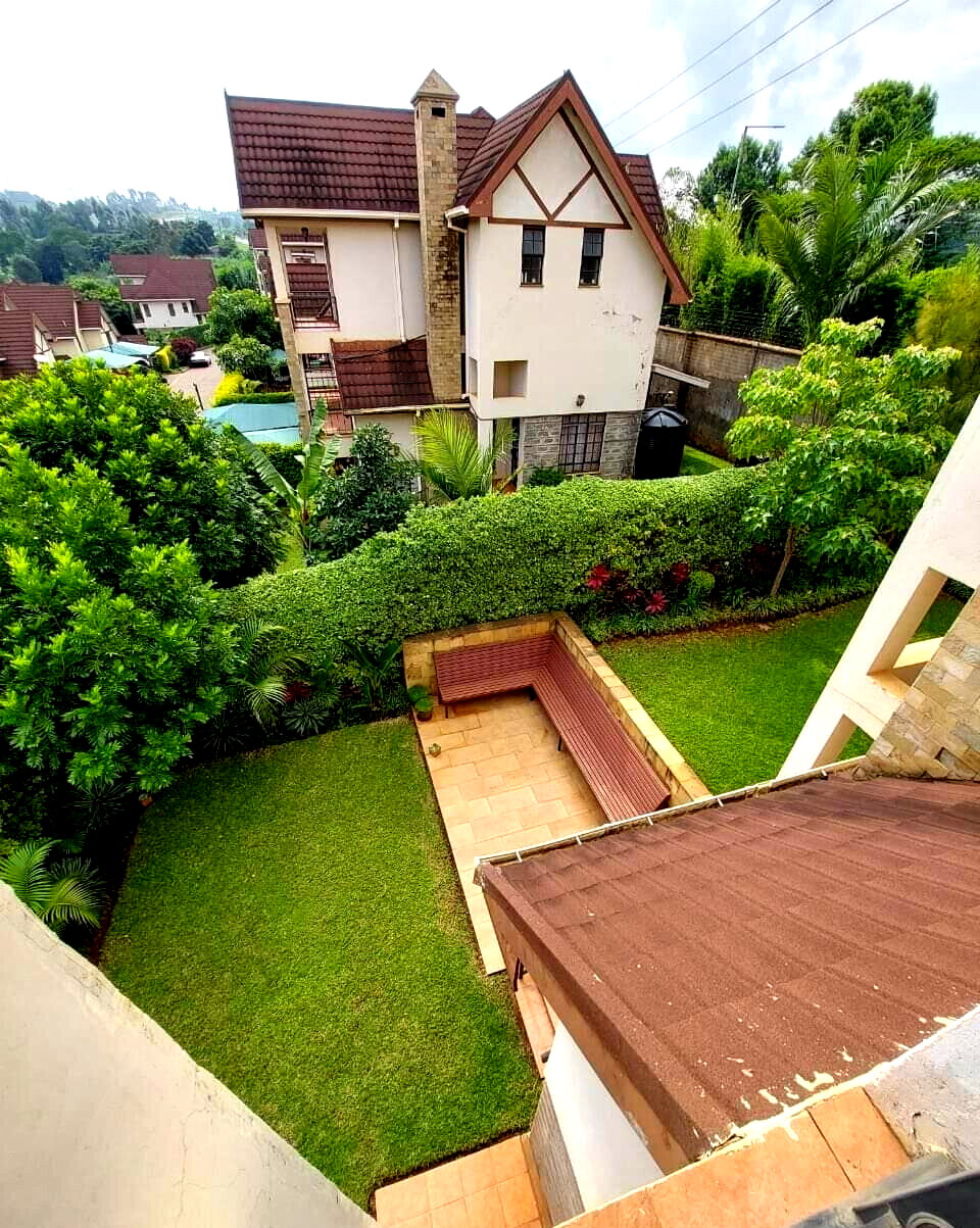 4BR All-Ensuite Townhouse with Fireplace & Private Backyard – Redhill