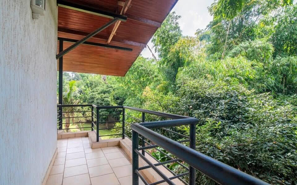 4BR Townhouse with Private Garden & Natural Light - Lavington