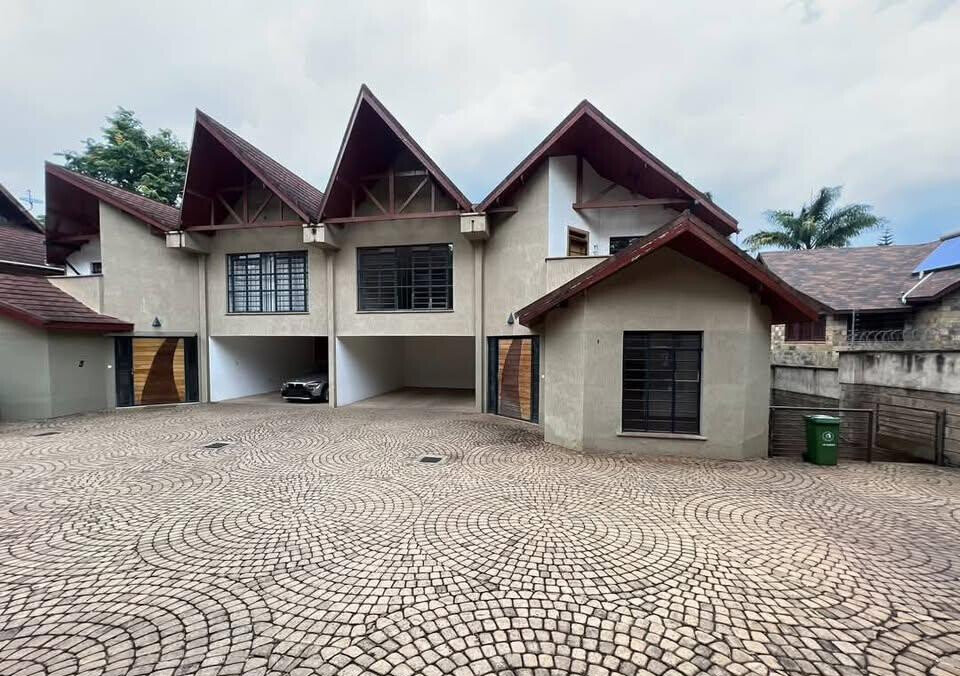 4BR Townhouse with Private Garden & Natural Light - Lavington