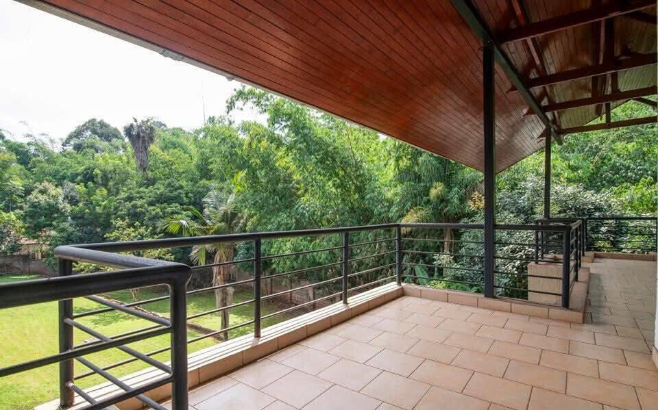 4BR Townhouse with Private Garden & Natural Light - Lavington