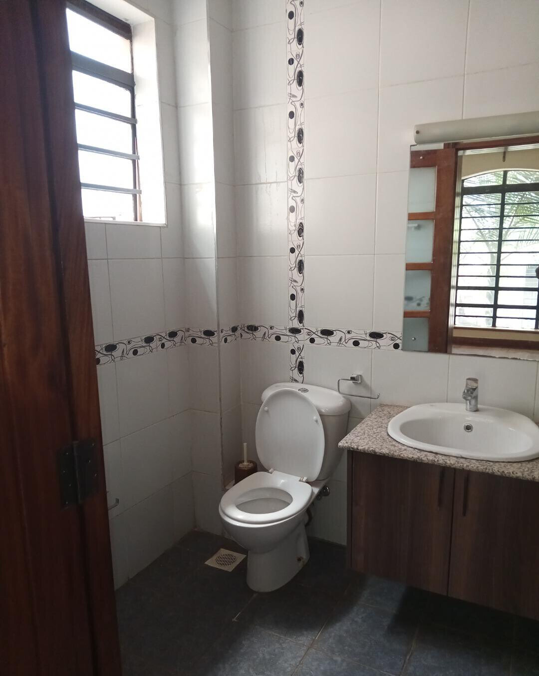 5-Ensuite Townhouse with Rooftop Gazebo & Fireplace - Lavington