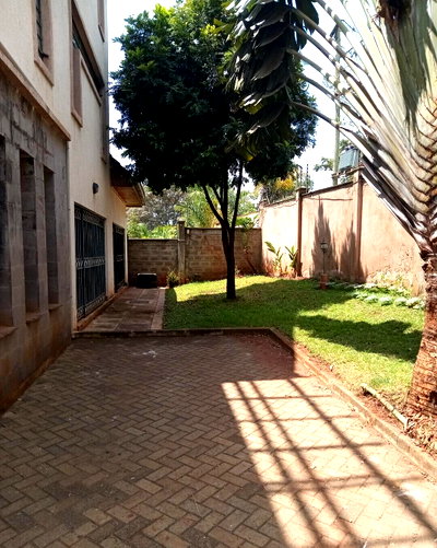 5-Ensuite Townhouse with Rooftop Gazebo & Fireplace - Lavington