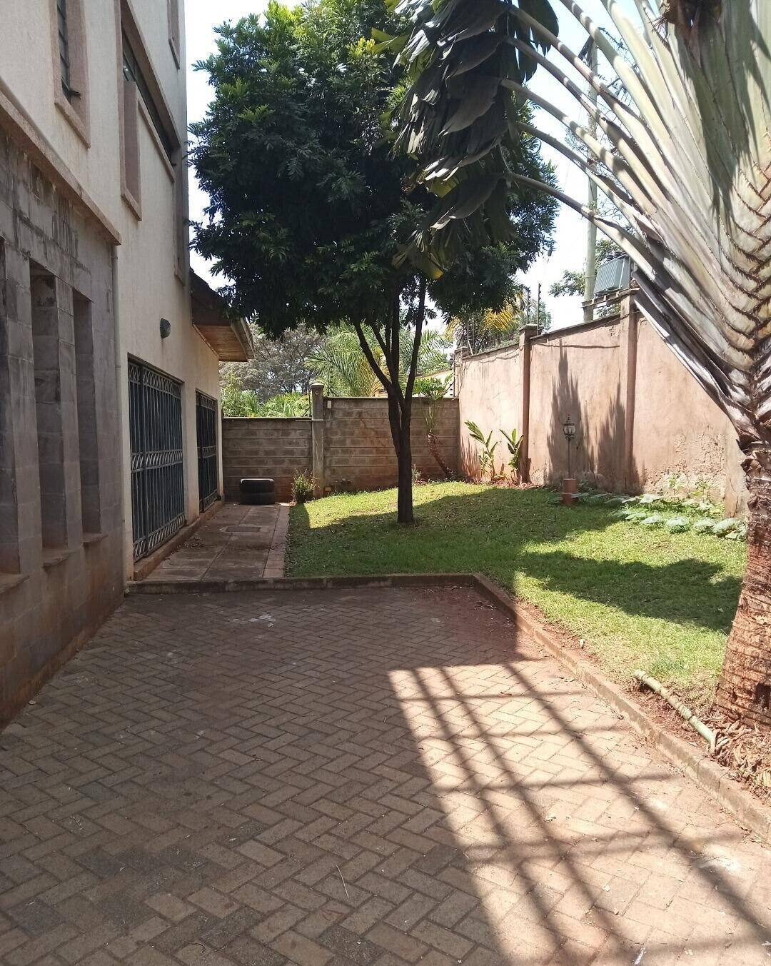 5-Ensuite Townhouse with Rooftop Gazebo & Fireplace - Lavington