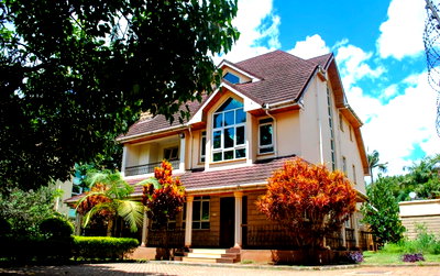 3-Bed Townhouse with Pool, Wine Cellar & 10-Car Parking - Lavington