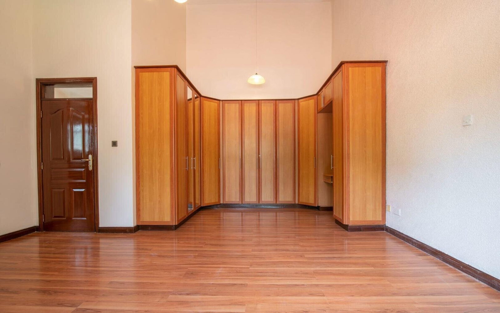 4BR Townhouse with Rooftop Terrace & Pool - Spring Valley