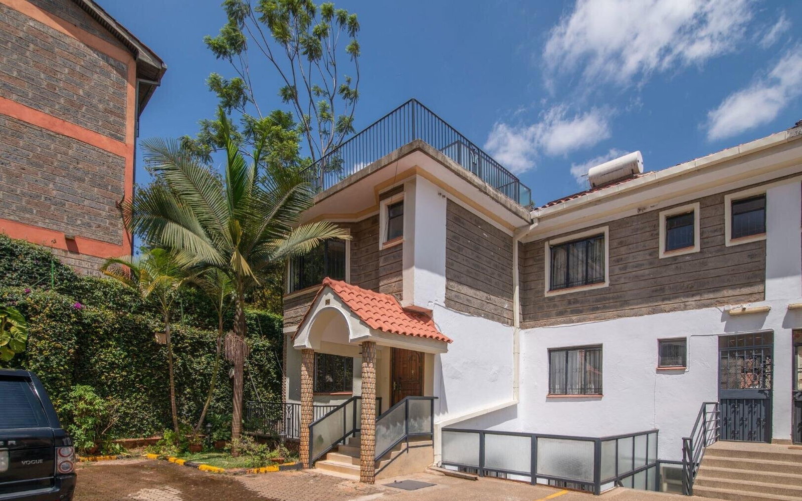 4BR Townhouse with Rooftop Terrace & Pool - Spring Valley