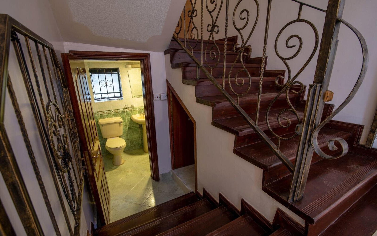 4BR Townhouse with Rooftop Terrace & Pool - Spring Valley