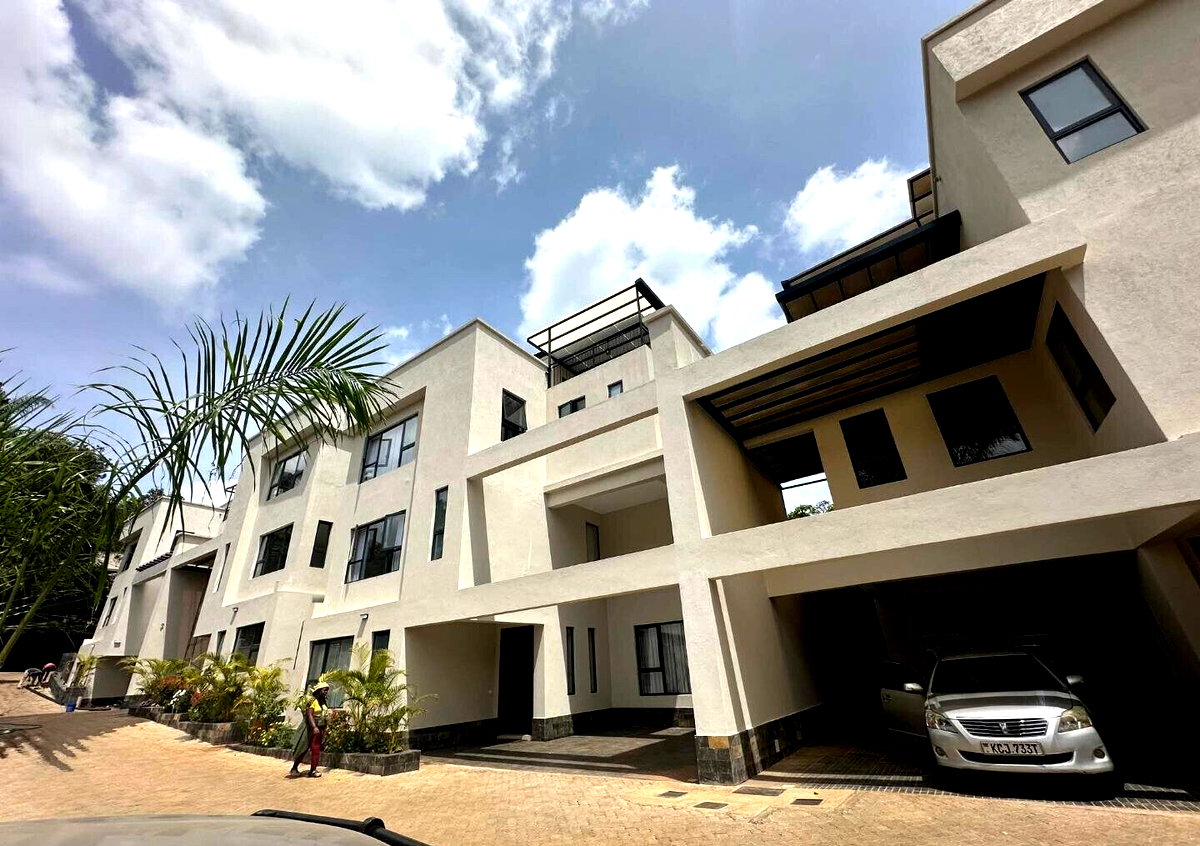 Newly Built 5-Ensuite Townhouse with Rooftop Terrace & Solar - Lavington