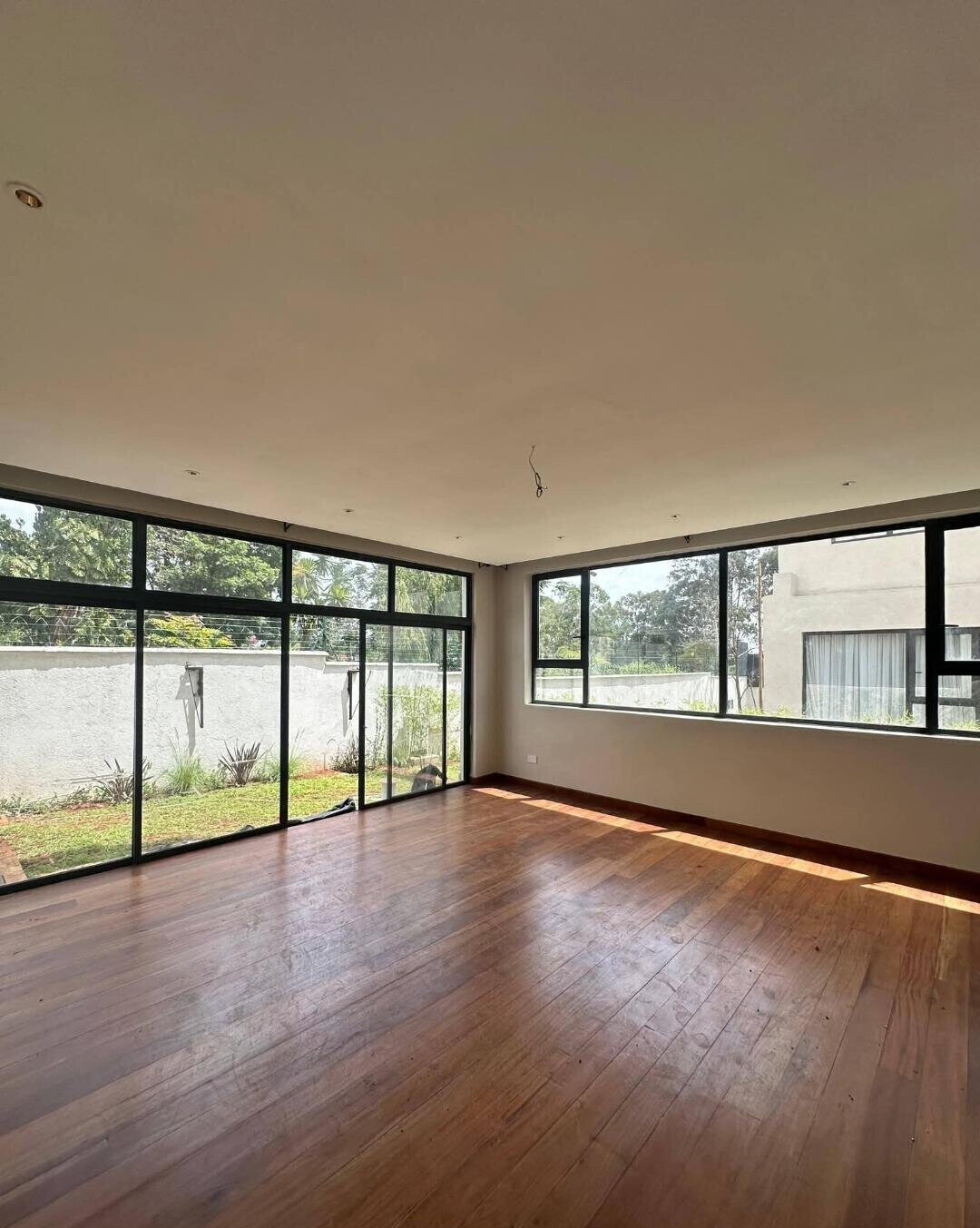 Newly Built 5-Ensuite Townhouse with Rooftop Terrace & Solar - Lavington