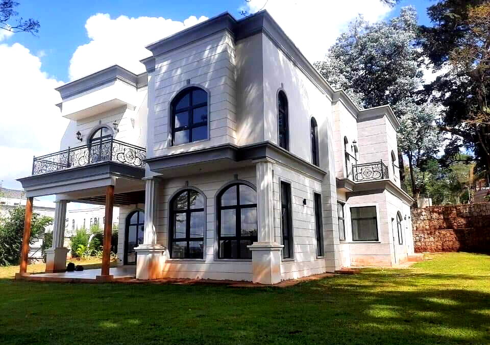 0.5-Acre 4BR Villa with Clubhouse & Pool - Loresho