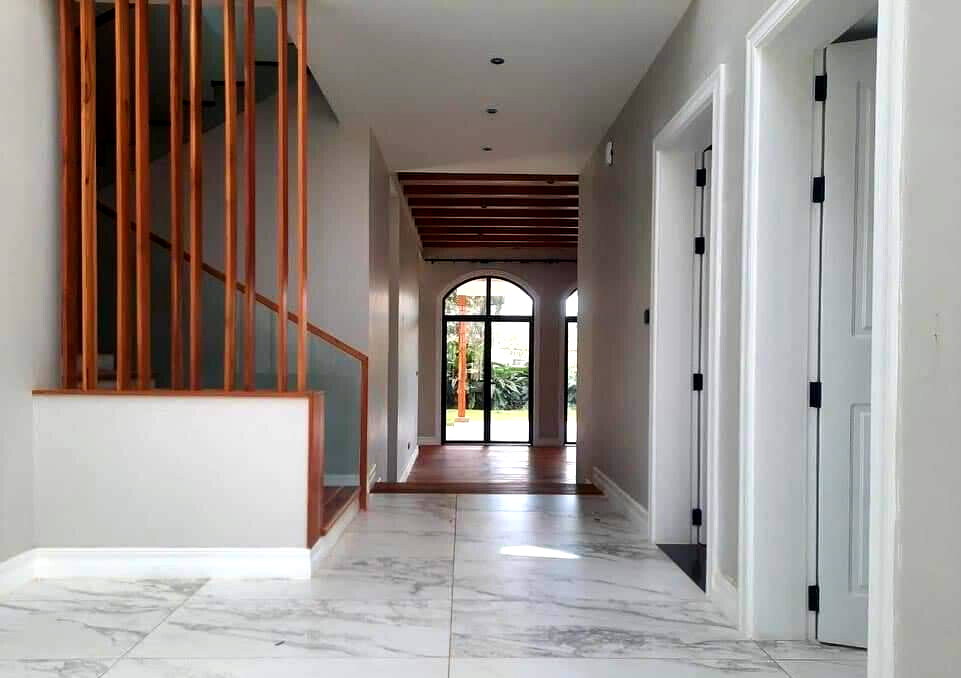 0.5-Acre 4BR Villa with Clubhouse & Pool - Loresho