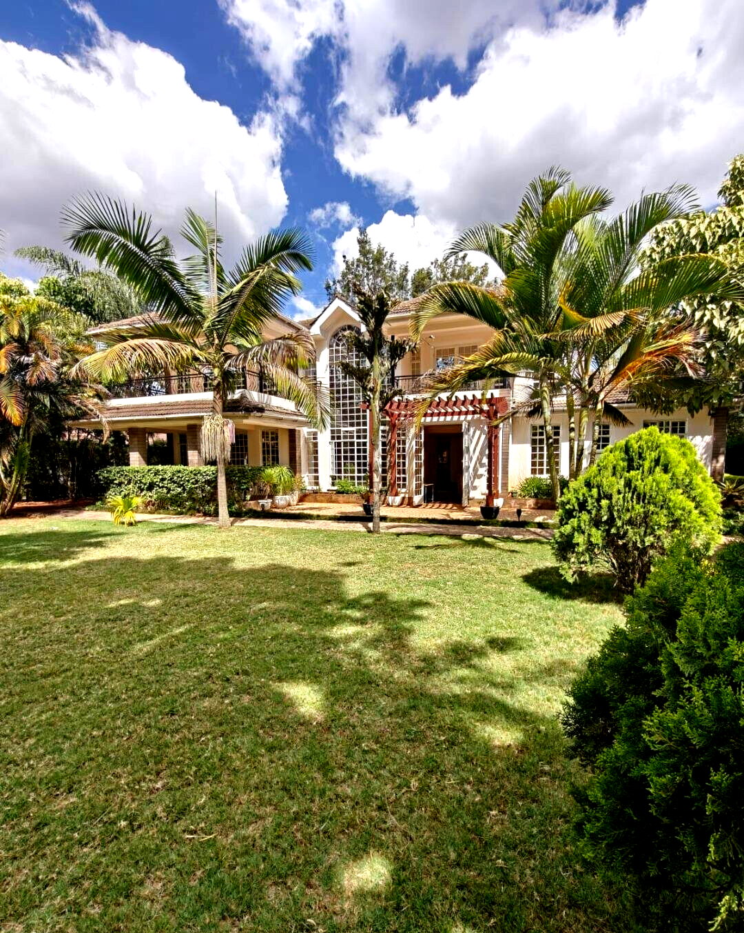 4BR All-Ensuite Villa with Modern Kitchen & Pantry – Kerarapon