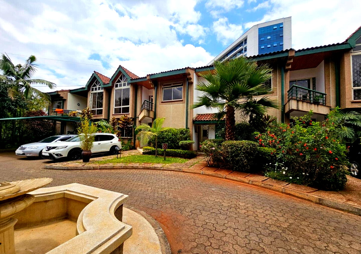 4 En-Suite Bedrooms with DSQ & Private Backyard - Kilimani