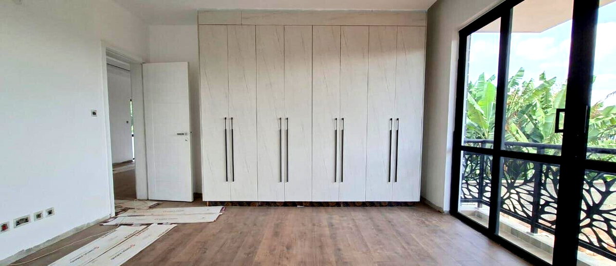 5BR All-Ensuite Townhouse with Pool & Chef's Kitchen - Lavington