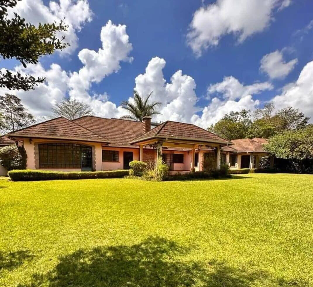4-Bed Ensuite Townhouse on Half-Acre with Shared Pool – Karen Miotoni