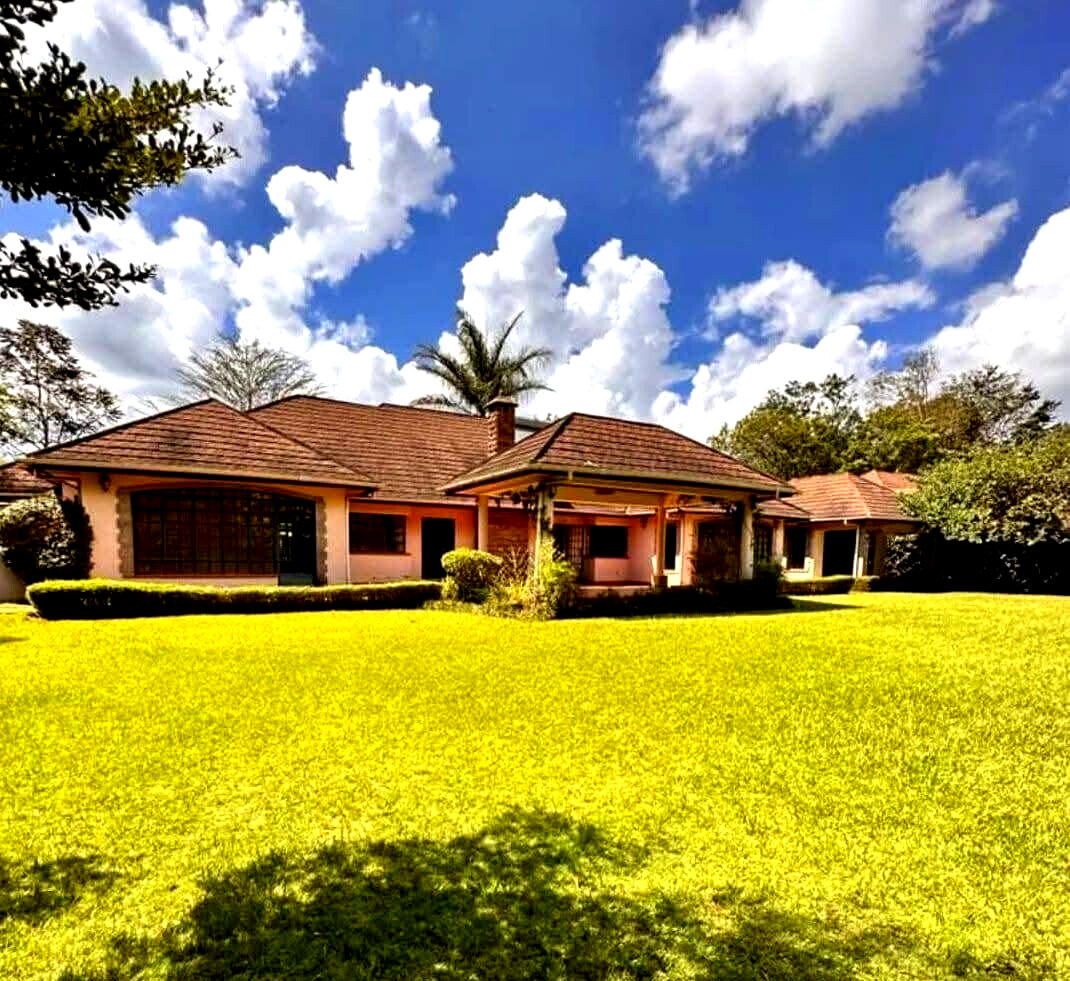 4-Bed Ensuite Townhouse on Half-Acre with Shared Pool – Karen Miotoni