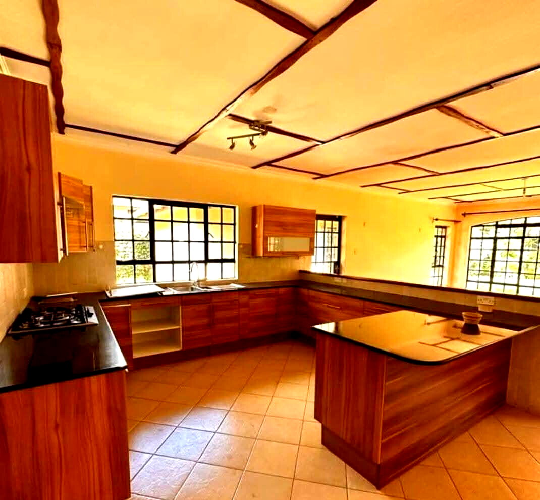 4-Bed Ensuite Townhouse on Half-Acre with Shared Pool – Karen Miotoni