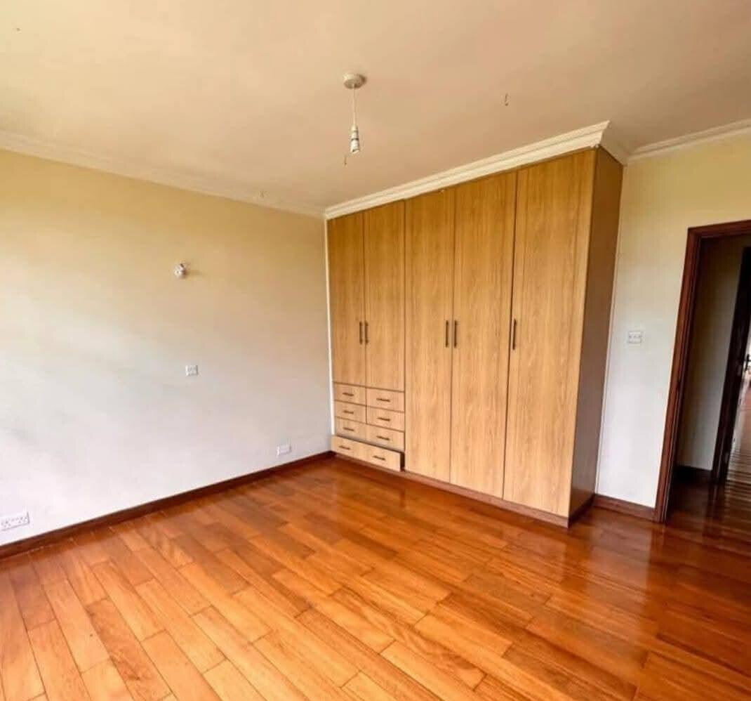 4-Bed Ensuite Townhouse on Half-Acre with Shared Pool – Karen Miotoni