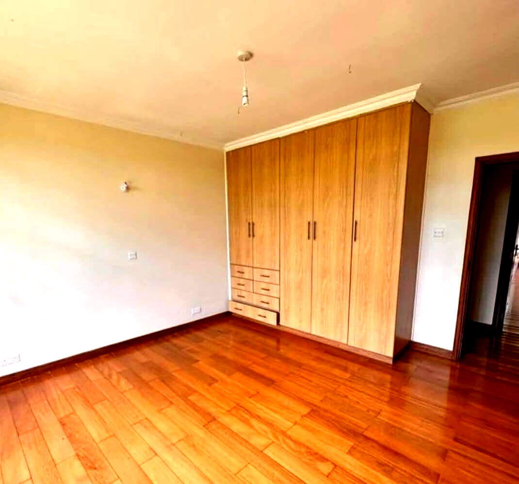 4-Bed Ensuite Townhouse on Half-Acre with Shared Pool – Karen Miotoni