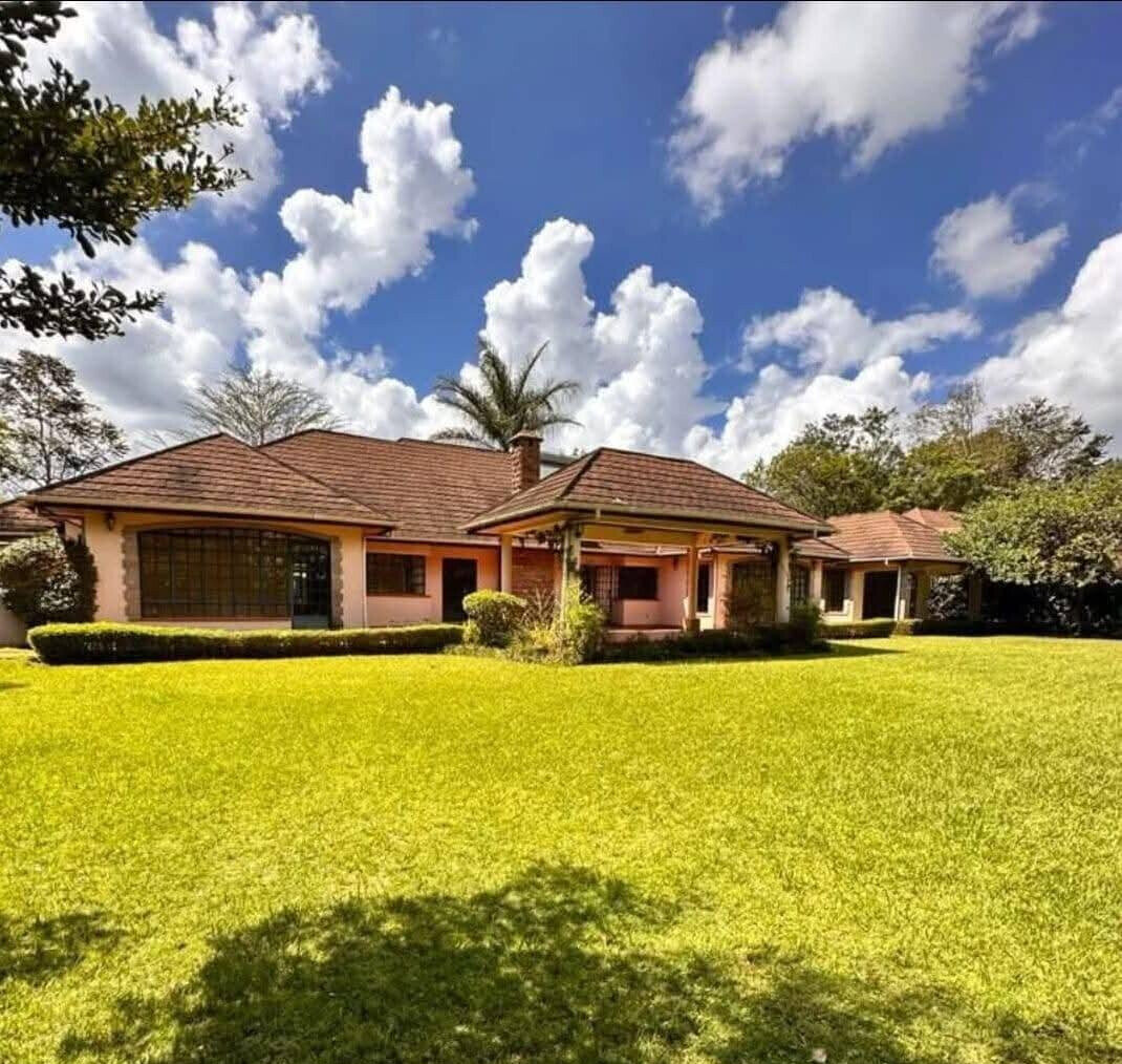4-Bed Ensuite Townhouse on Half-Acre with Shared Pool – Karen Miotoni
