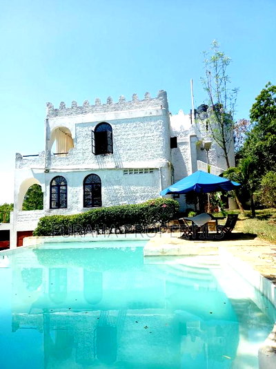 For Sale 8 Acres Creek and 4 BRMS Villa. - Image 1