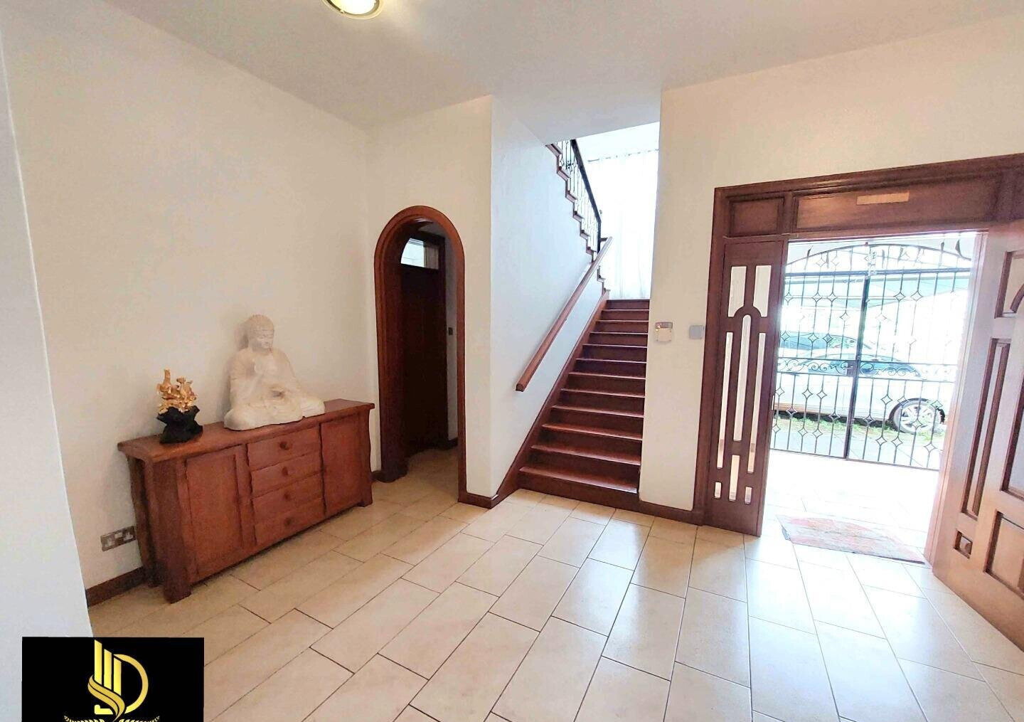 Stone-Clad 5-Ensuite Townhouse with Cottage Charm - Lavington