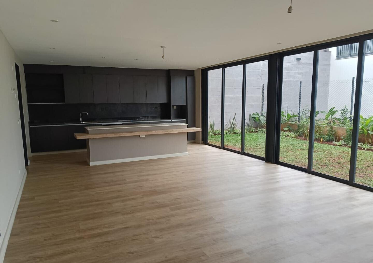 4BR Townhouse with Fireplace & Clubhouse Access - New Runda