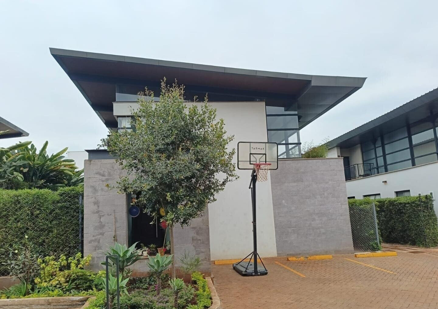 4BR Townhouse with Fireplace & Clubhouse Access - New Runda