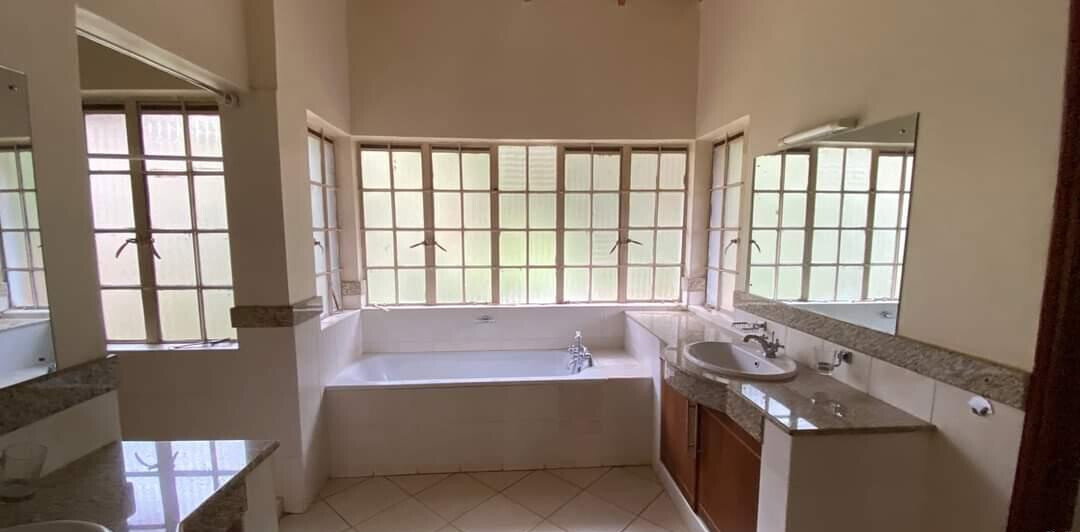 5BR Family Townhouse with Lush Garden & 24-Hour Security – Rosslyn