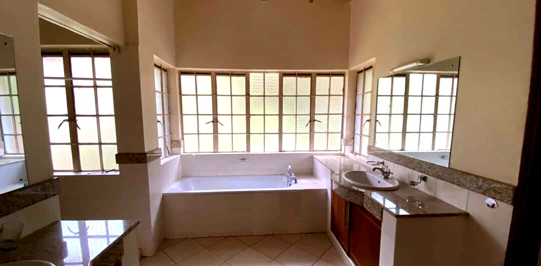 5BR Family Townhouse with Lush Garden & 24-Hour Security – Rosslyn