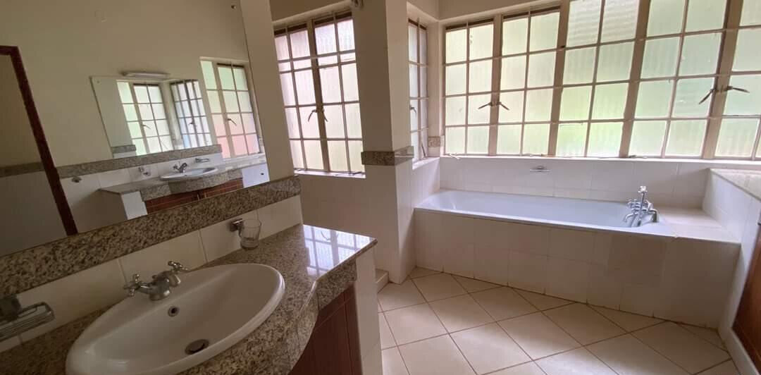 5BR Family Townhouse with Lush Garden & 24-Hour Security – Rosslyn