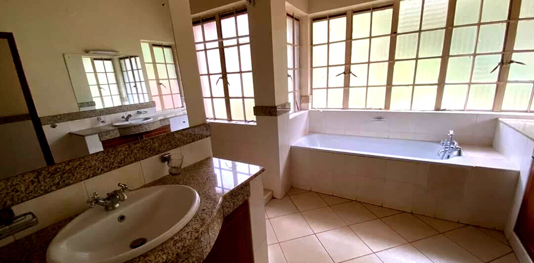 5BR Family Townhouse with Lush Garden & 24-Hour Security – Rosslyn
