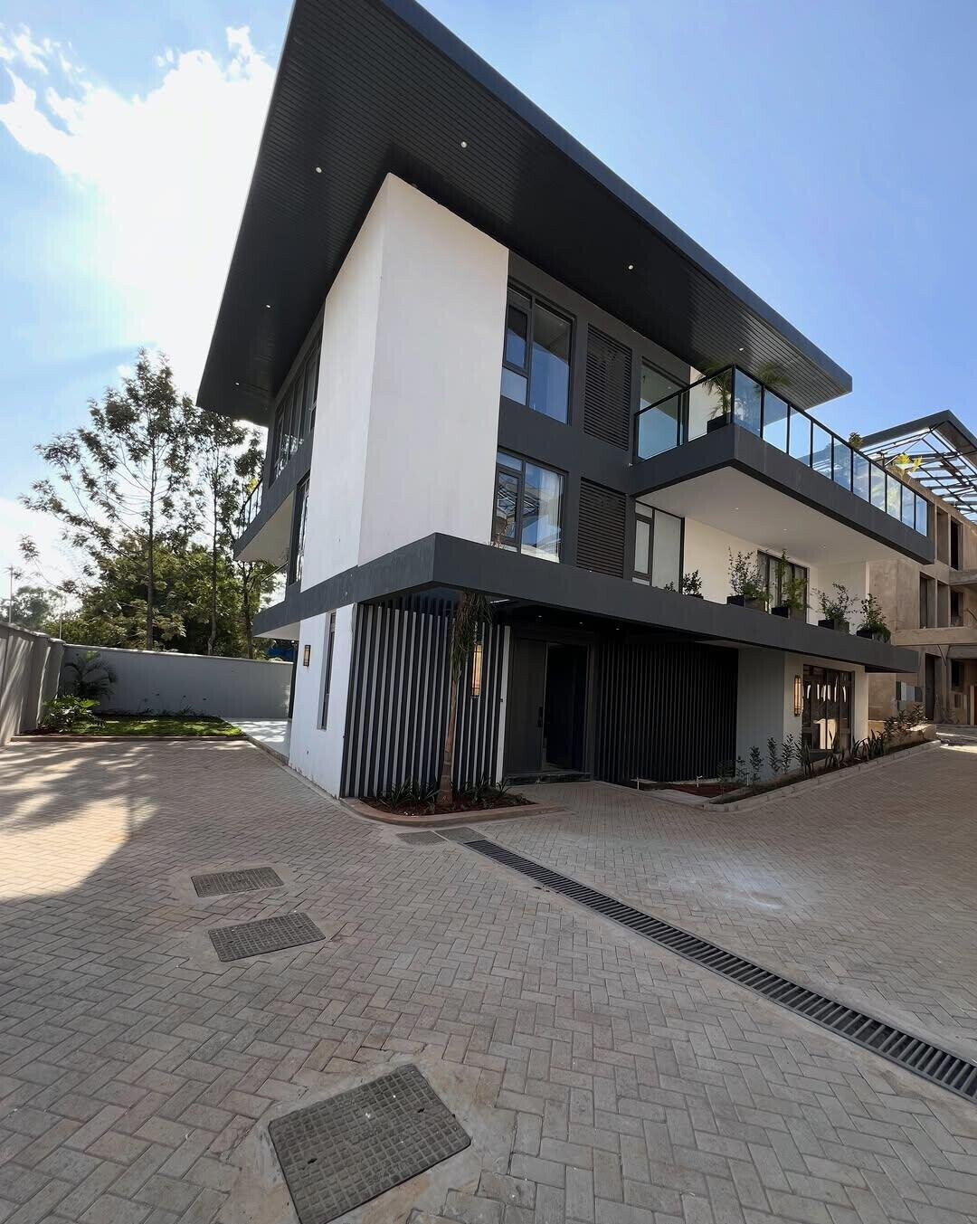 KSh 160M 5BR Townhouse with Parking