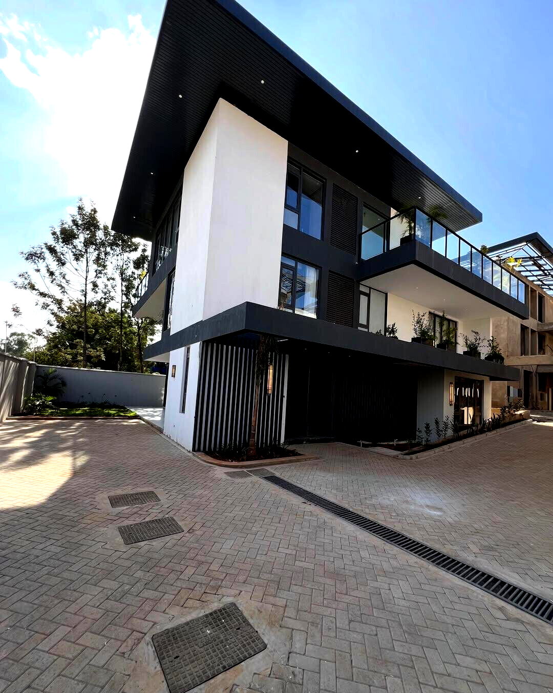 KSh 160M 5BR Townhouse with Parking