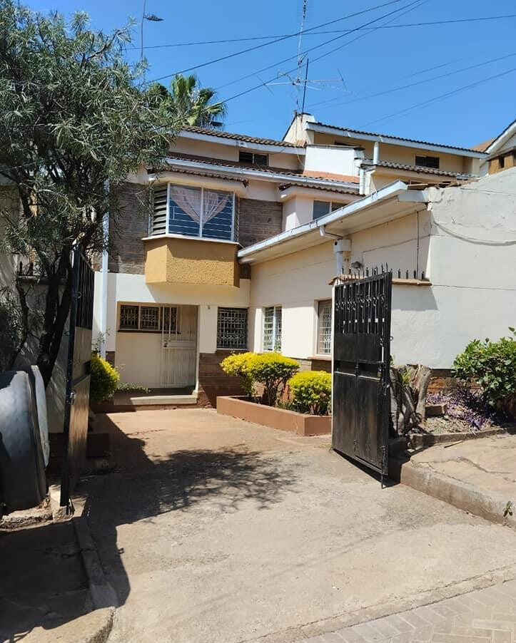 2BR Semi-Detached Townhouse with Parquet Floors & Backyard - Kileleshwa