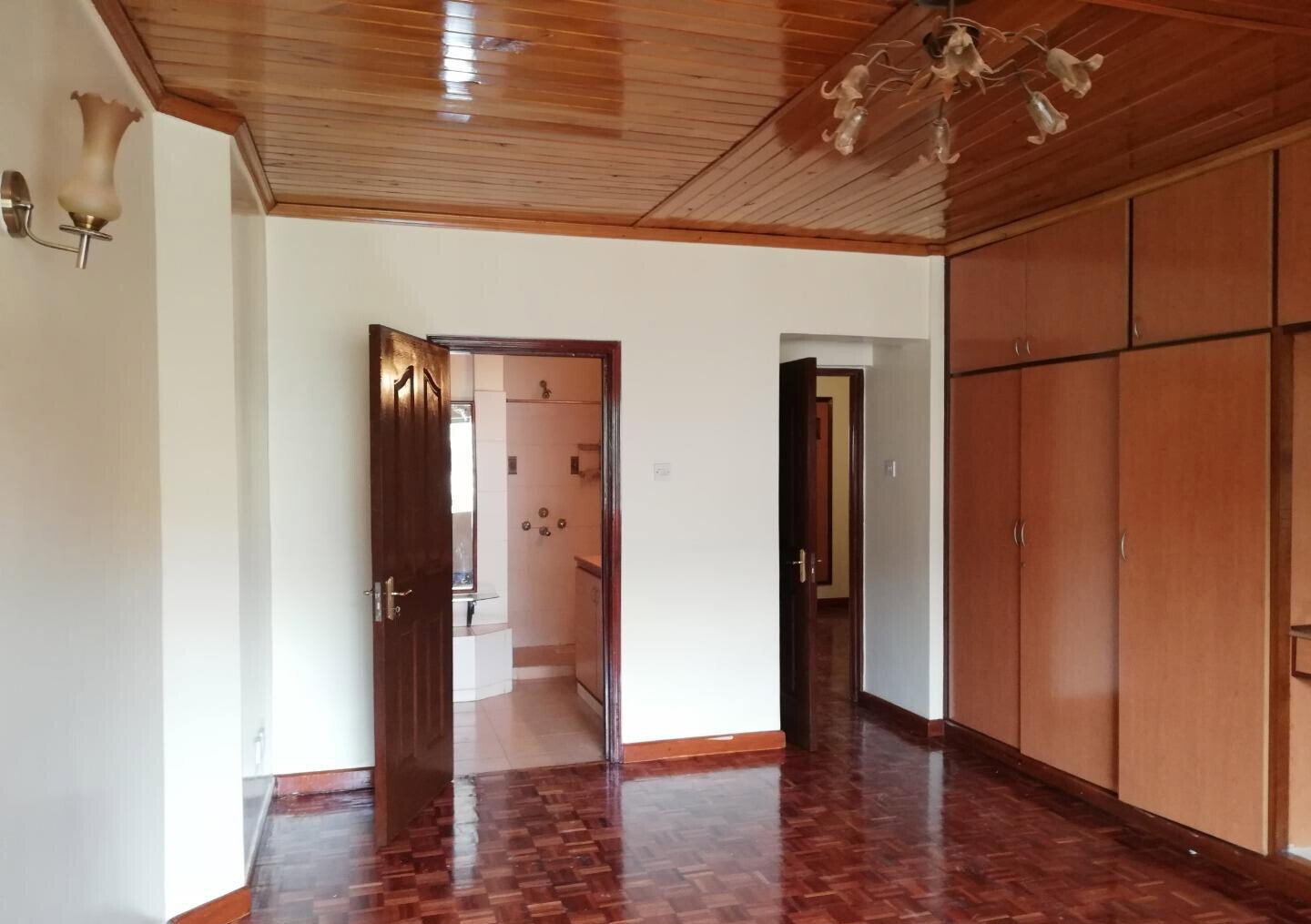 5-Ensuite Villa with DSQ & Pool in Gated Lavington Court - Valley Arcade