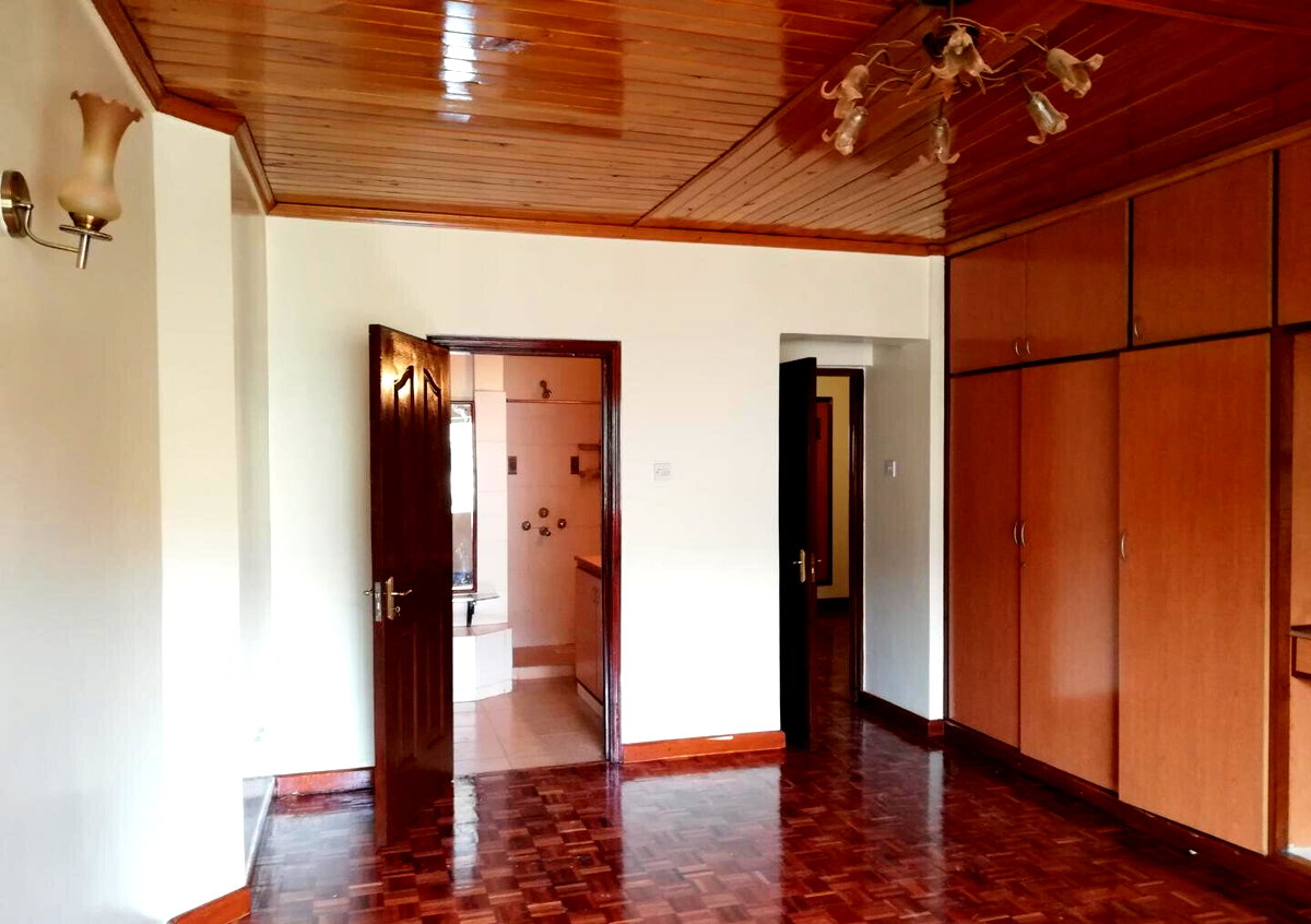 5-Ensuite Villa with DSQ & Pool in Gated Lavington Court - Valley Arcade